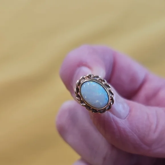 Vintage opal stud earrings set in 9 CT gold with a rope or "florette" border. - Picture 5 of 9